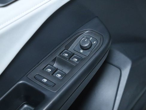Used 2025 Volkswagen Taos SE AWD/4WD image 16