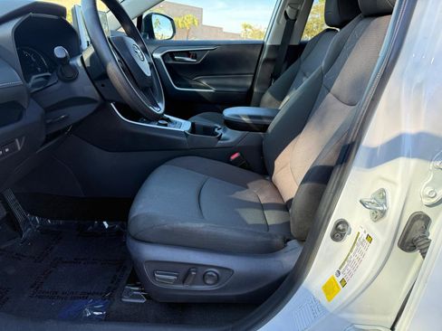 Used 2025 Toyota RAV4 XLE AWD/4WD image 15
