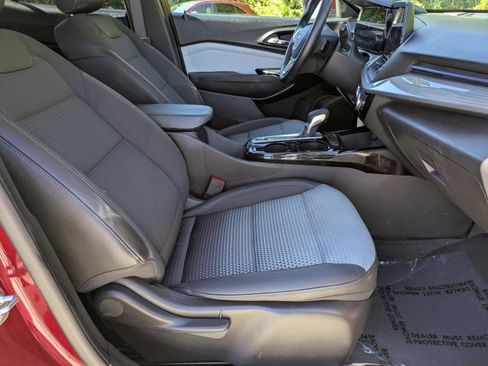 Used 2025 Chevrolet Trax LT w/ LT Convenience Package image 31