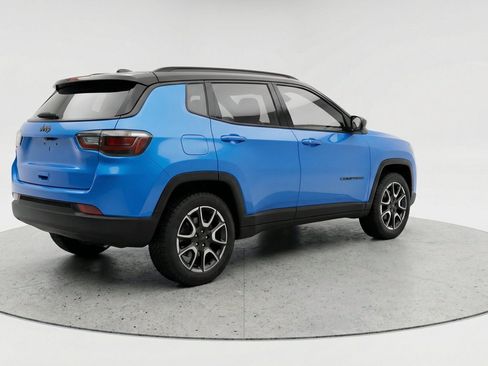 Used 2025 Jeep Compass Trailhawk AWD/4WD image 9