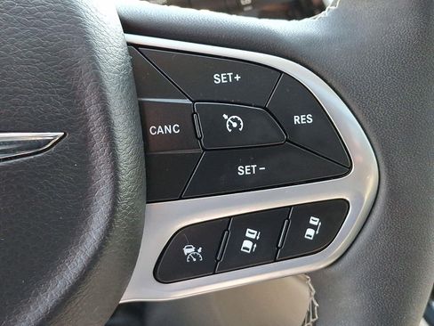 Used 2024 Chrysler Pacifica Limited FWD image 25