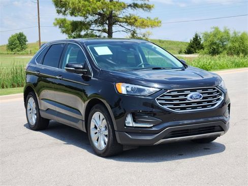 Used 2022 Ford Edge Titanium image 3