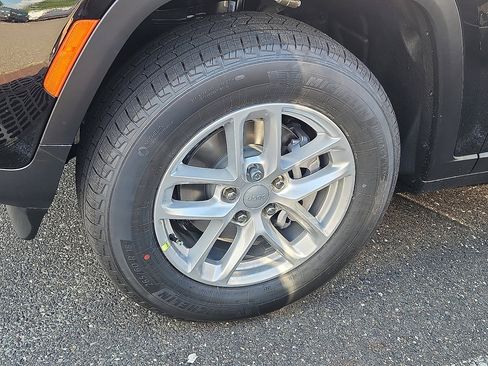 New 2025 Jeep Grand Cherokee Laredo X w/ Luxury Tech Group I image 4