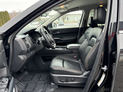 Used 2024 Nissan Pathfinder SL w/ Black Appearance Package image 13