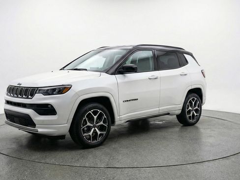 Used 2025 Jeep Compass Limited AWD/4WD image 3