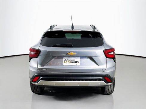 Used 2024 Chevrolet Trax LT w/ Driver Confidence Package FWD image 8
