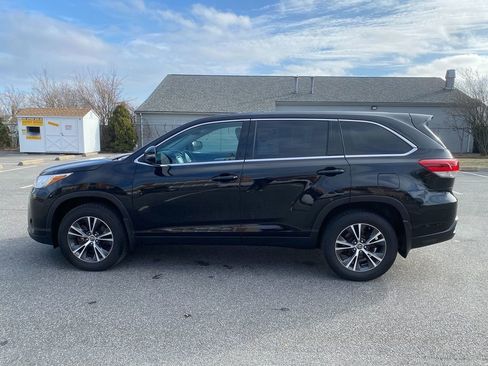 Used 2019 Toyota Highlander LE AWD/4WD image 9