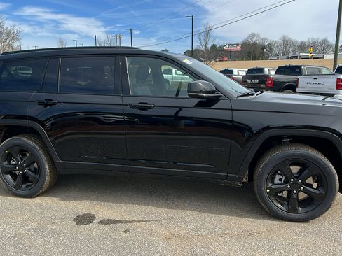 New 2025 Jeep Grand Cherokee L Laredo image 7