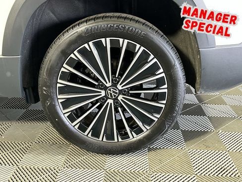 Used 2025 Volkswagen Taos SE FWD image 28
