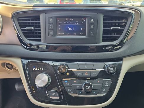 Used 2017 Chrysler Pacifica Touring FWD image 17