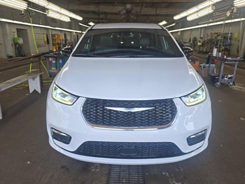 Used 2025 Chrysler Pacifica Select FWD image 3