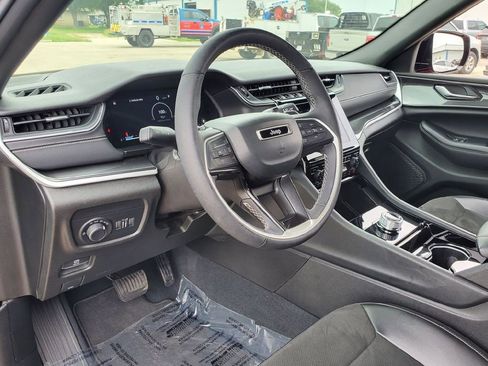 Used 2023 Jeep Grand Cherokee Altitude RWD image 3