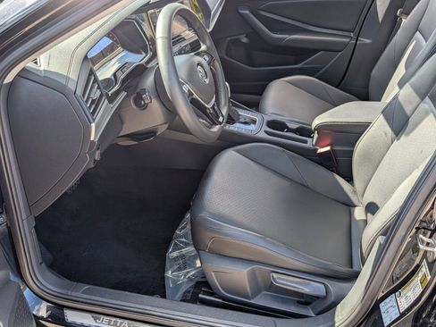 Used 2020 Volkswagen Jetta SE w/ SE Cold Weather Package image 4