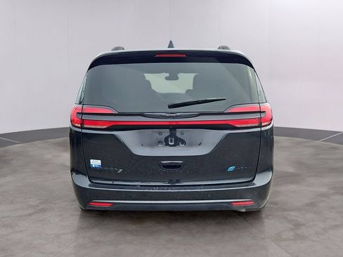 Used 2024 Chrysler Pacifica Premium FWD image 5