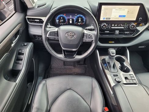 Used 2023 Toyota Highlander Limited image 10