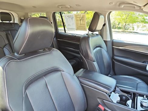 Used 2023 Jeep Grand Cherokee L Limited w/ Luxury Tech Group II AWD/4WD image 11