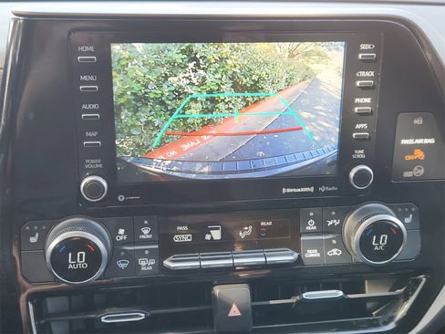 Used 2022 Toyota Highlander XLE image 18