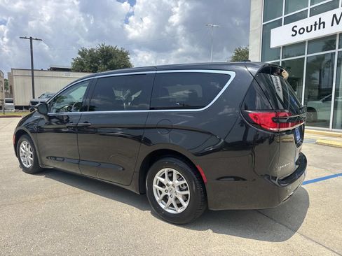 Used 2023 Chrysler Pacifica Touring-L FWD image 7
