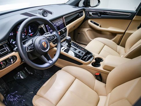 Certified 2026 Porsche Macan AWD/4WD image 3