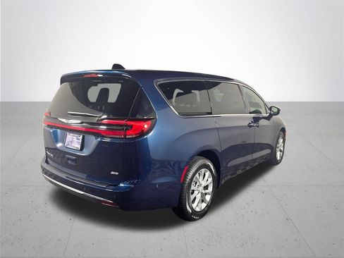 Certified 2025 Chrysler Pacifica Select AWD/4WD image 7