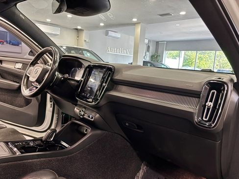 Used 2020 Volvo XC40 T4 R-Design FWD image 10