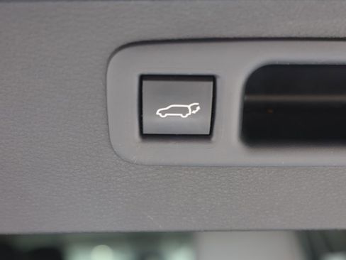 Used 2023 Toyota Highlander XLE FWD image 8