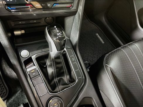 Certified 2024 Volkswagen Tiguan SE w/ Panoramic Sunroof Package AWD/4WD image 18