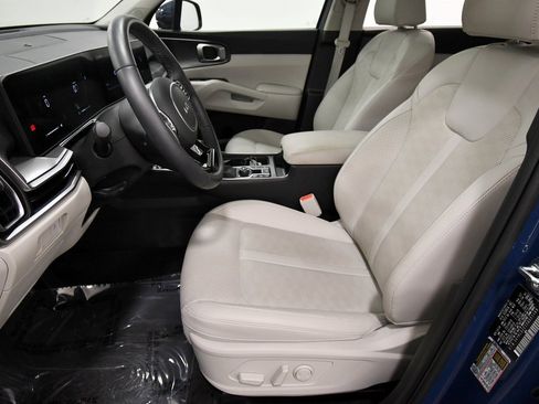 Certified 2025 Kia Sorento S w/ Panoramic Sunroof Package image 14