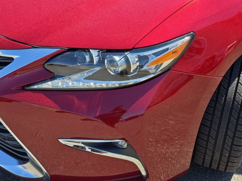 Used 2016 Lexus ES 300h w/ Luxury Package w/Wood Trim FWD image 35