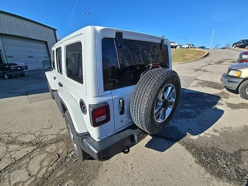 Used 2018 Jeep Wrangler Unlimited Sahara image 5