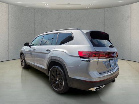 Used 2026 Volkswagen Atlas SE w/ Panoramic Sunroof Package FWD image 3