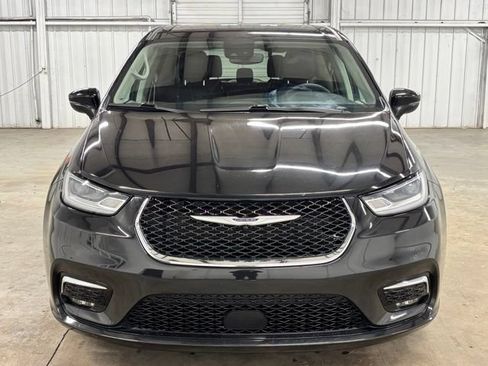 Used 2023 Chrysler Pacifica Touring-L FWD image 2