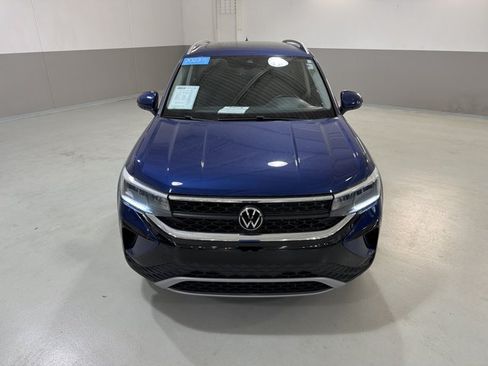 Used 2023 Volkswagen Taos SE w/ Panoramic Sunroof Package FWD image 3