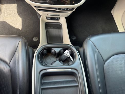 Used 2021 Chrysler Voyager Lxi FWD image 19