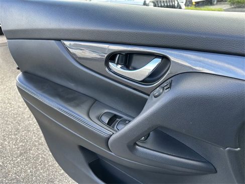 Used 2020 Nissan Rogue SV image 30