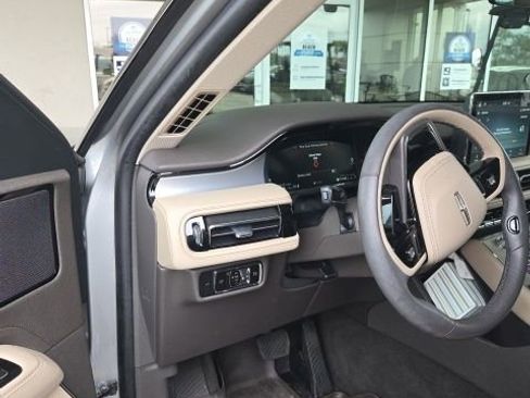 Used 2023 Lincoln Aviator AWD w/ Premium Package image 11