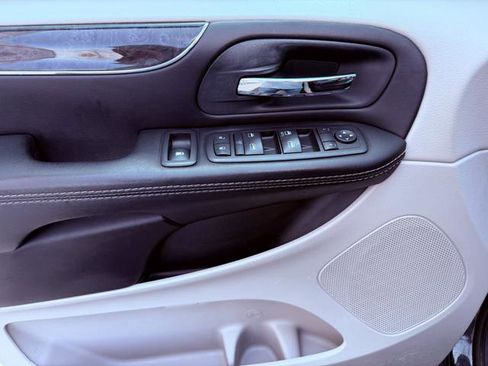 Used 2015 Chrysler Town & Country Touring image 9