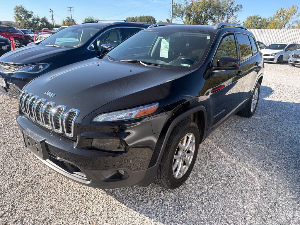 Used 2017 Jeep Cherokee Latitude w/ Cold Weather Group AWD/4WD image 9