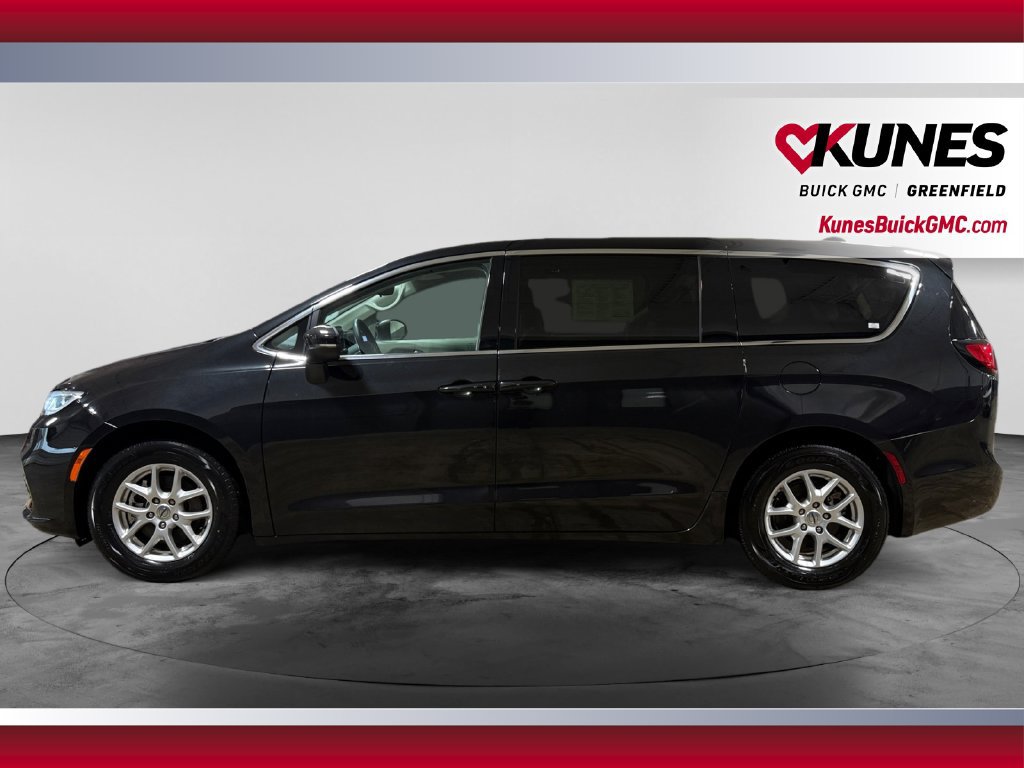 Used 2023 Chrysler Pacifica Touring-L FWD image 6