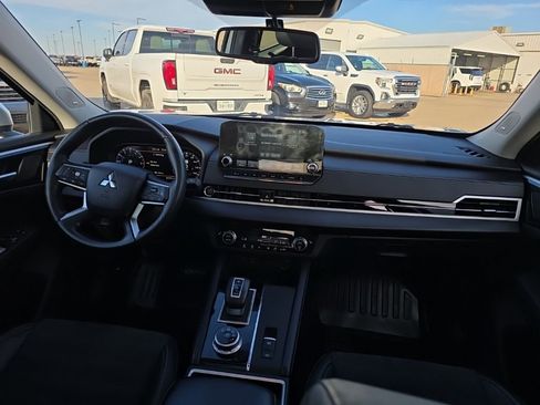 Used 2022 Mitsubishi Outlander SE image 13