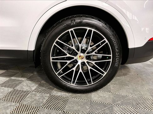 Certified 2024 Porsche Cayenne AWD/4WD image 28