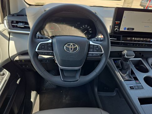 Certified 2026 Toyota Sienna XLE FWD image 13