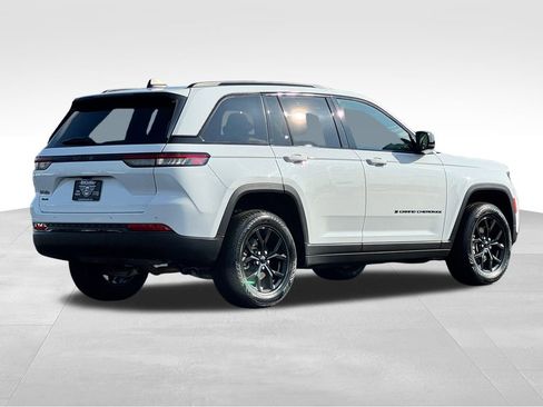 Used 2024 Jeep Grand Cherokee Altitude AWD/4WD image 7