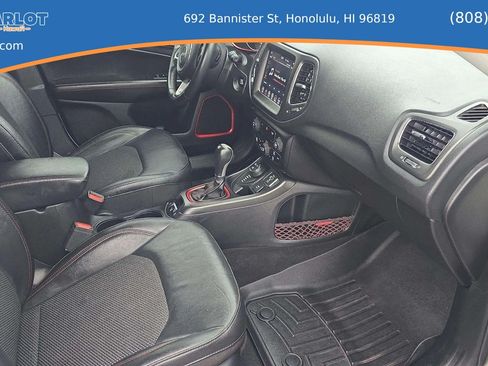 Used 2019 Jeep Cherokee Trailhawk AWD/4WD image 19