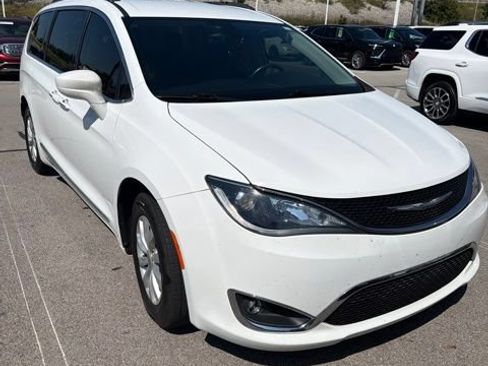 Used 2017 Chrysler Pacifica Touring-L FWD image 2