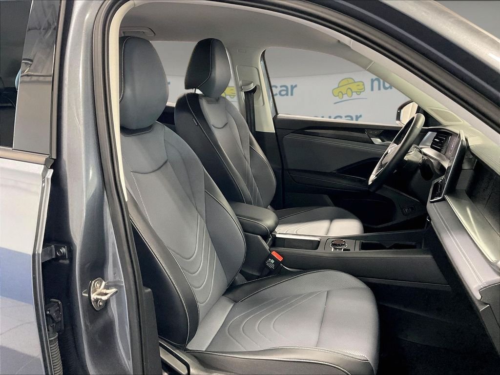 Used 2025 Volkswagen Tiguan SE AWD/4WD image 11
