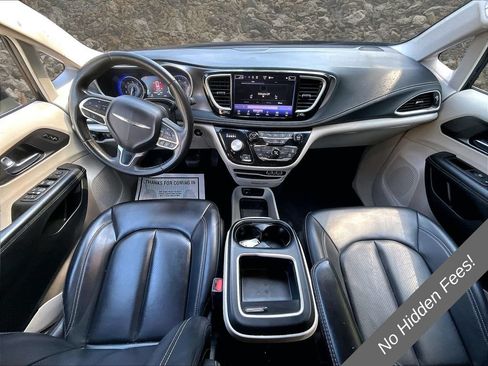 Used 2023 Chrysler Pacifica Touring-L FWD image 11