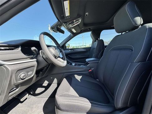 New 2025 Jeep Grand Cherokee Laredo w/ Luxury Tech Group I image 18