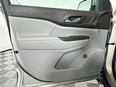 Used 2017 GMC Acadia SLT image 13