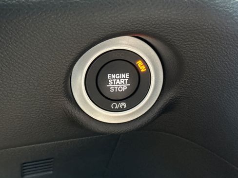 Used 2025 Chrysler Pacifica Select FWD image 25